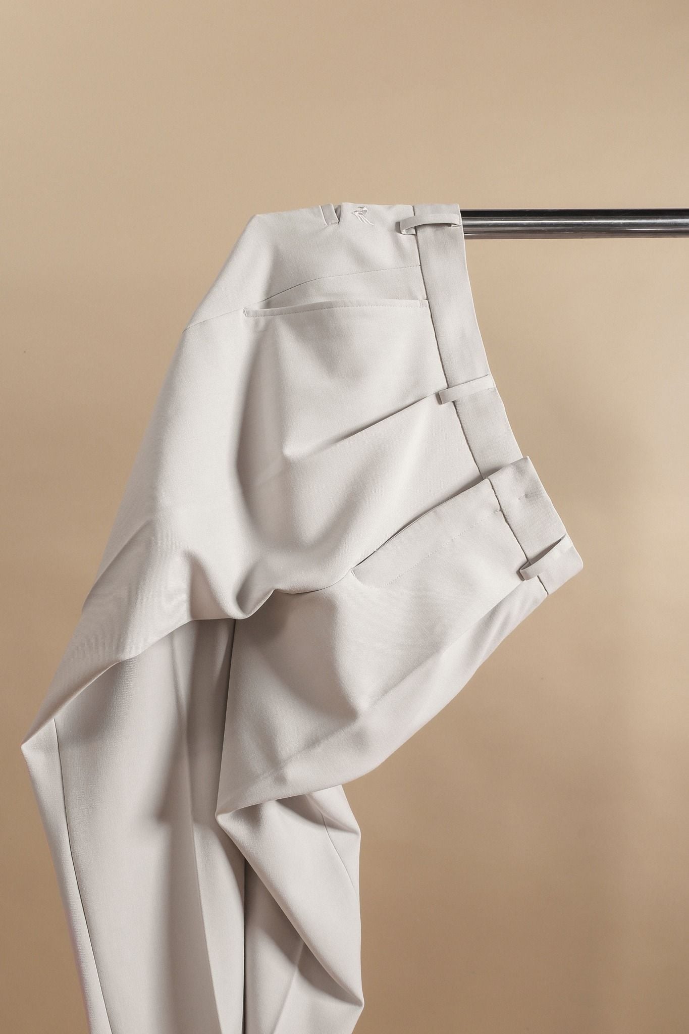  Quần âu regularfit trơn túi chéo thêu logo GABT891 