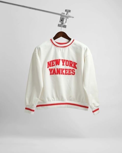  SWEATER TRẮNG BO ĐỎ 