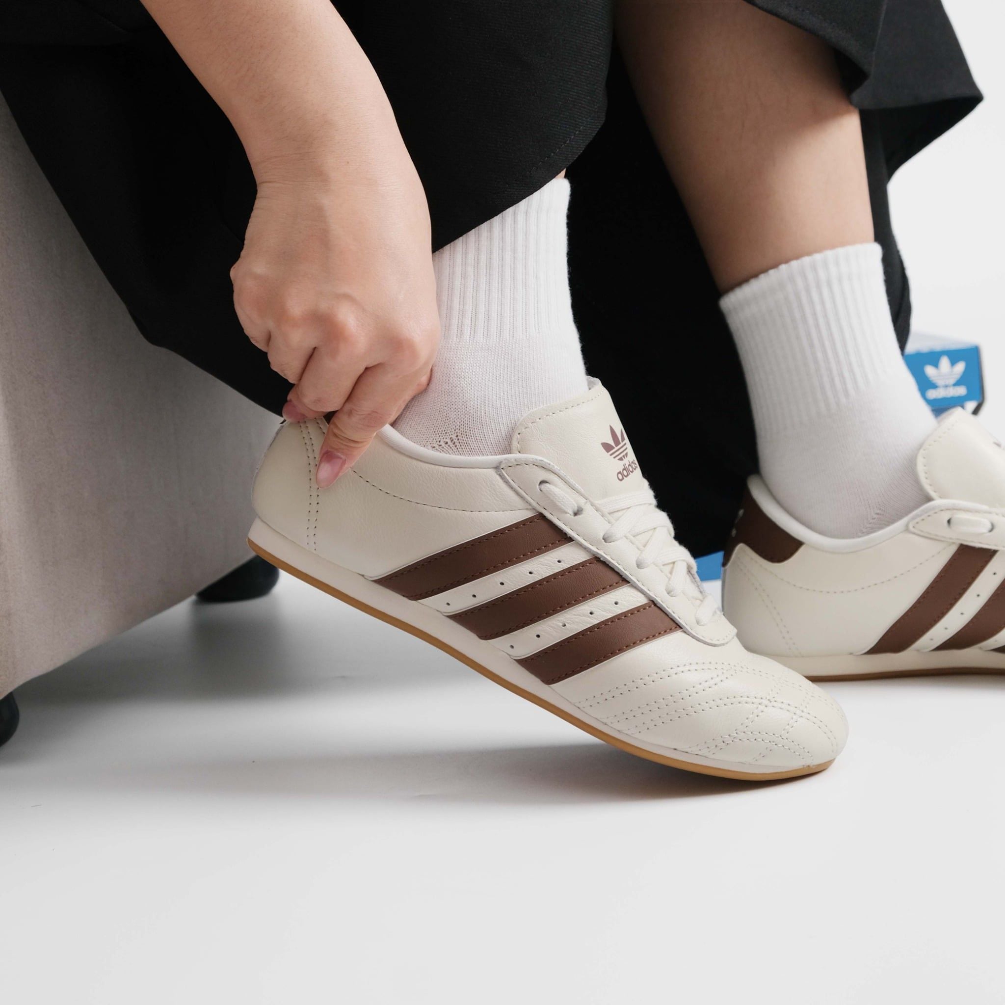  Giày Adidas Taekwondo Kem Sọc Nâu JQ0565 