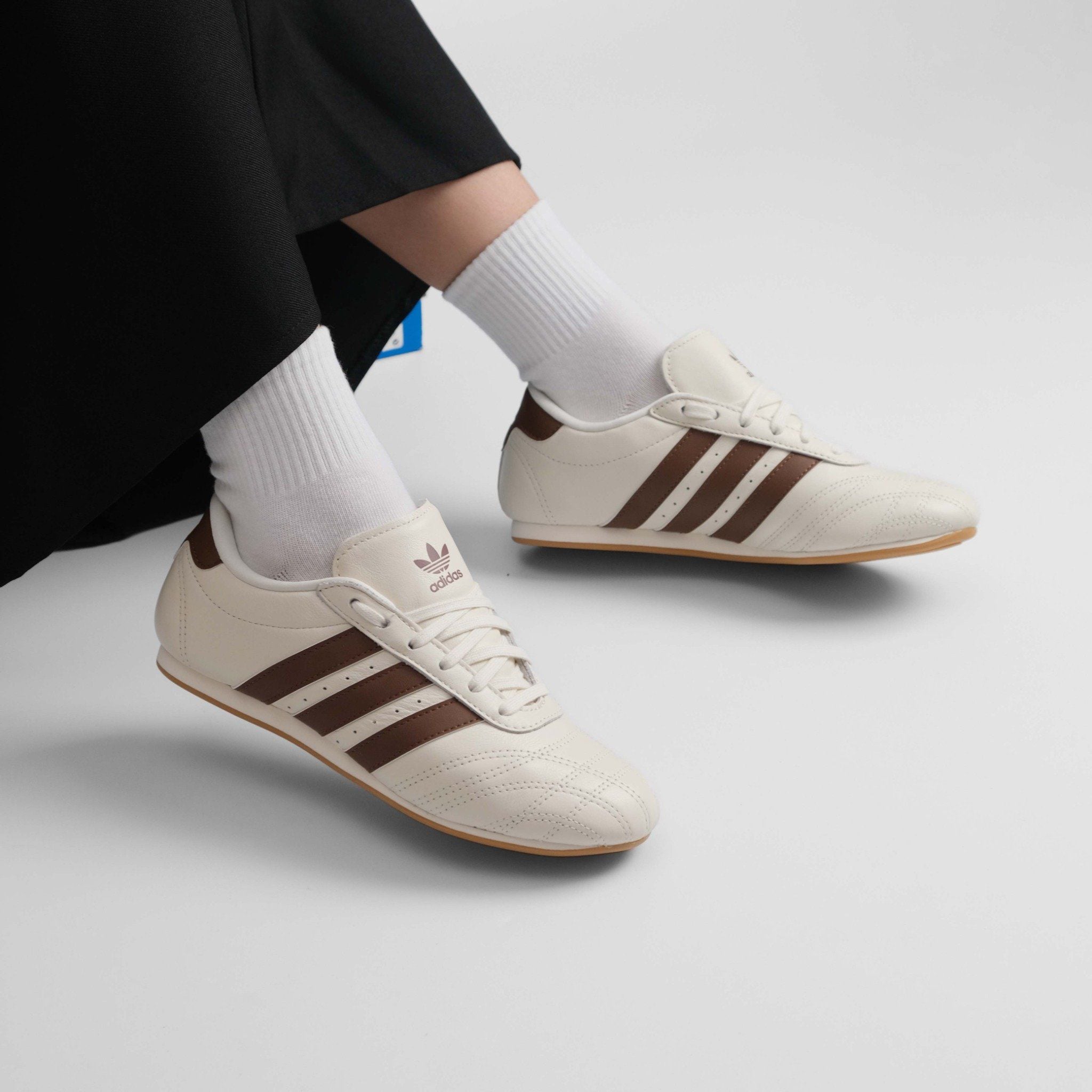  Giày Adidas Taekwondo Kem Sọc Nâu JQ0565 