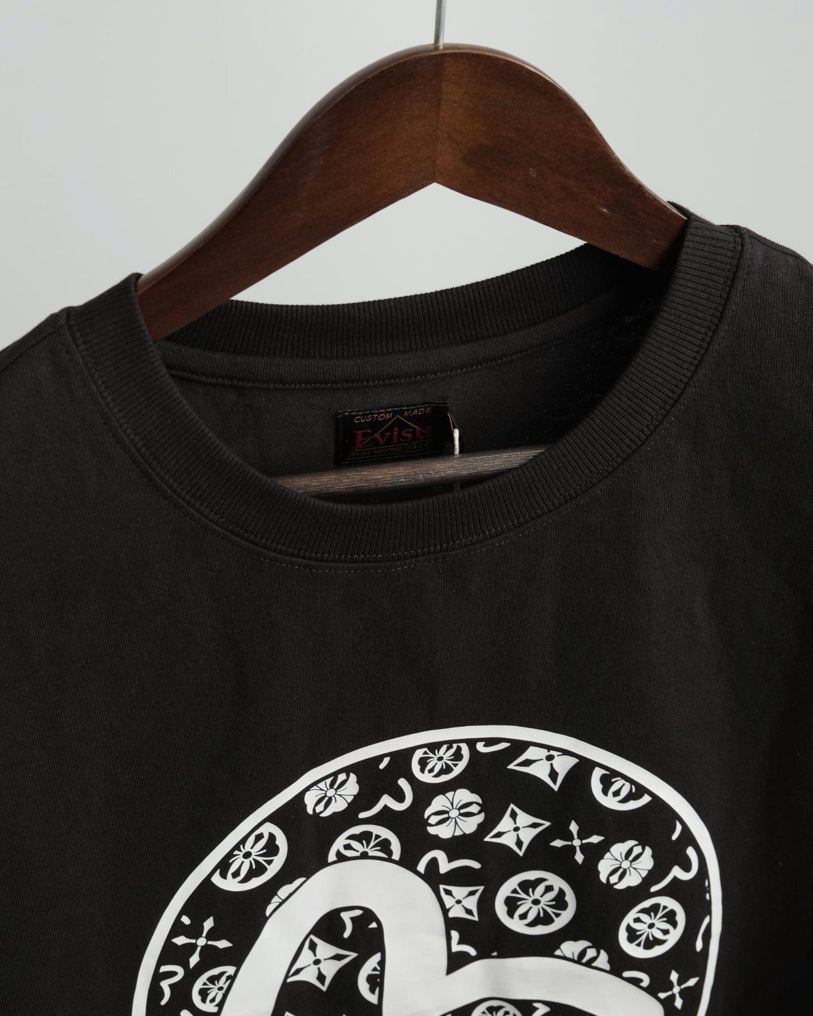  Áo Thun Evisu Tough TailLored Đen In Trắng Hàng Chính Hãng 