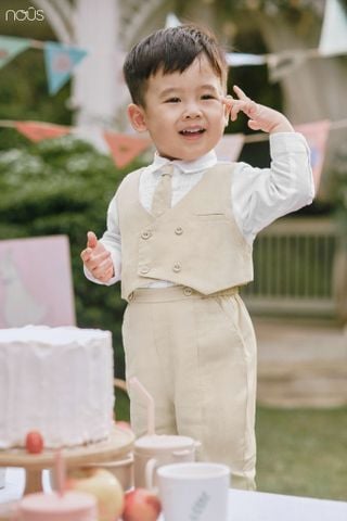  Bộ dài màu trắng phối màu be kèm áo gile và mũ 