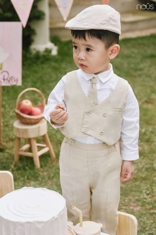  Bộ dài màu trắng phối màu be kèm áo gile và mũ 