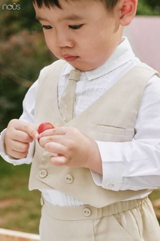  Bộ dài màu trắng phối màu be kèm áo gile và mũ 