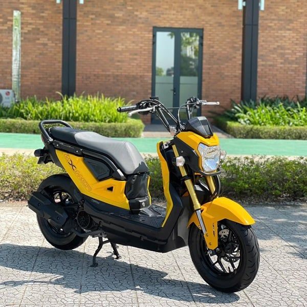Dè trước Zoomer màu vàng bóng