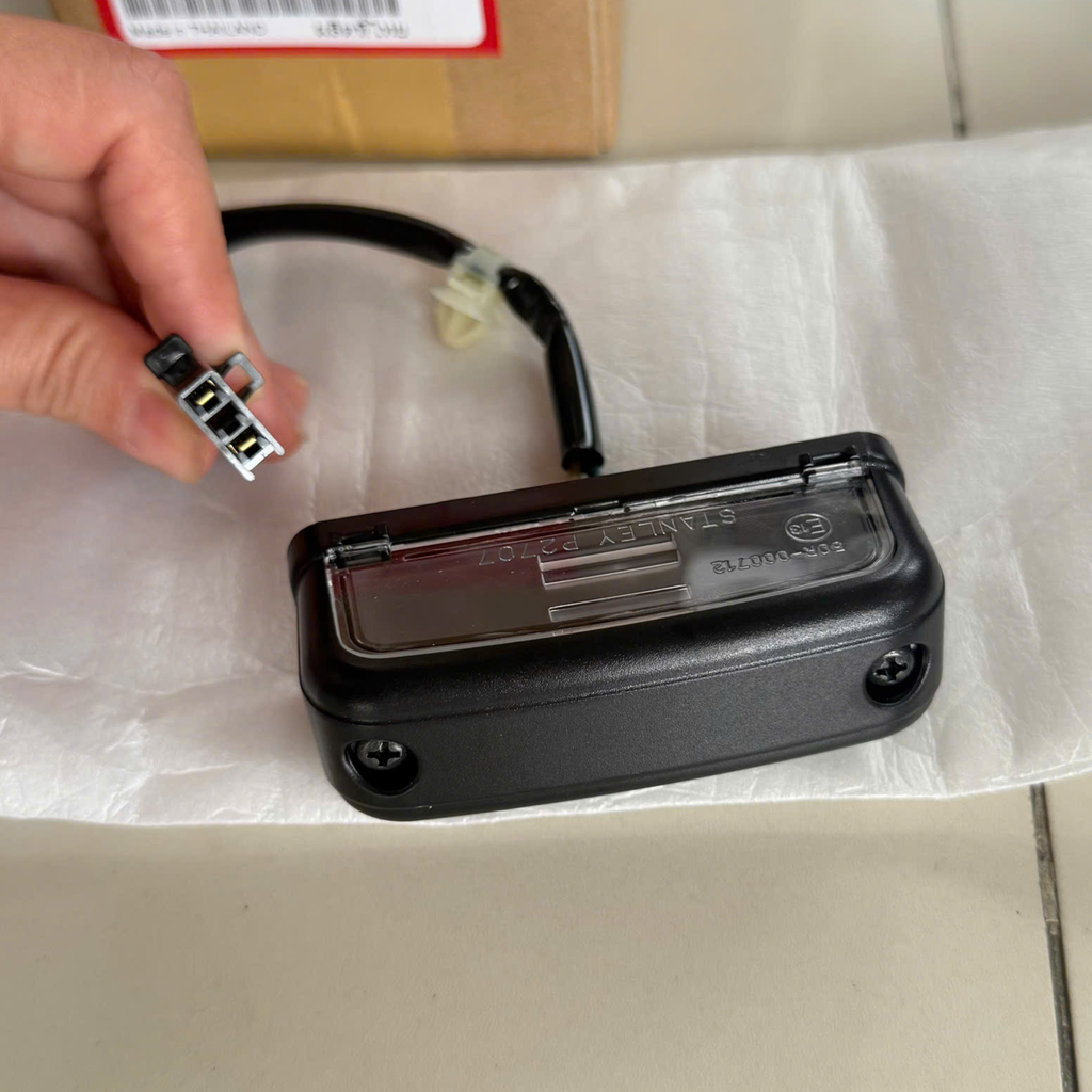 Đèn soi rọi biển số Scoopy 2025