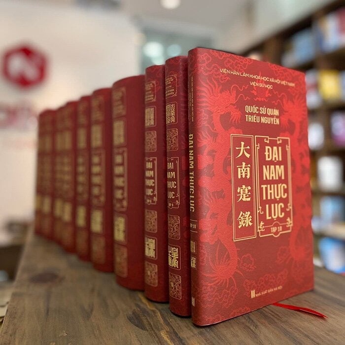 Đại Nam Thực Lục (Trọn Bộ 10 Tập - Đóng Hộp Bìa Cứng) - Viện Sử học (Viện Hàn lâm KHXH VN)