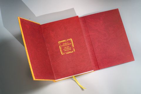  Ấn Bản Truyện Kiều - Họa Tiết Rồng Thêu Trên Vải Gấm - (Dự kiến 20/1 Có Sách) 