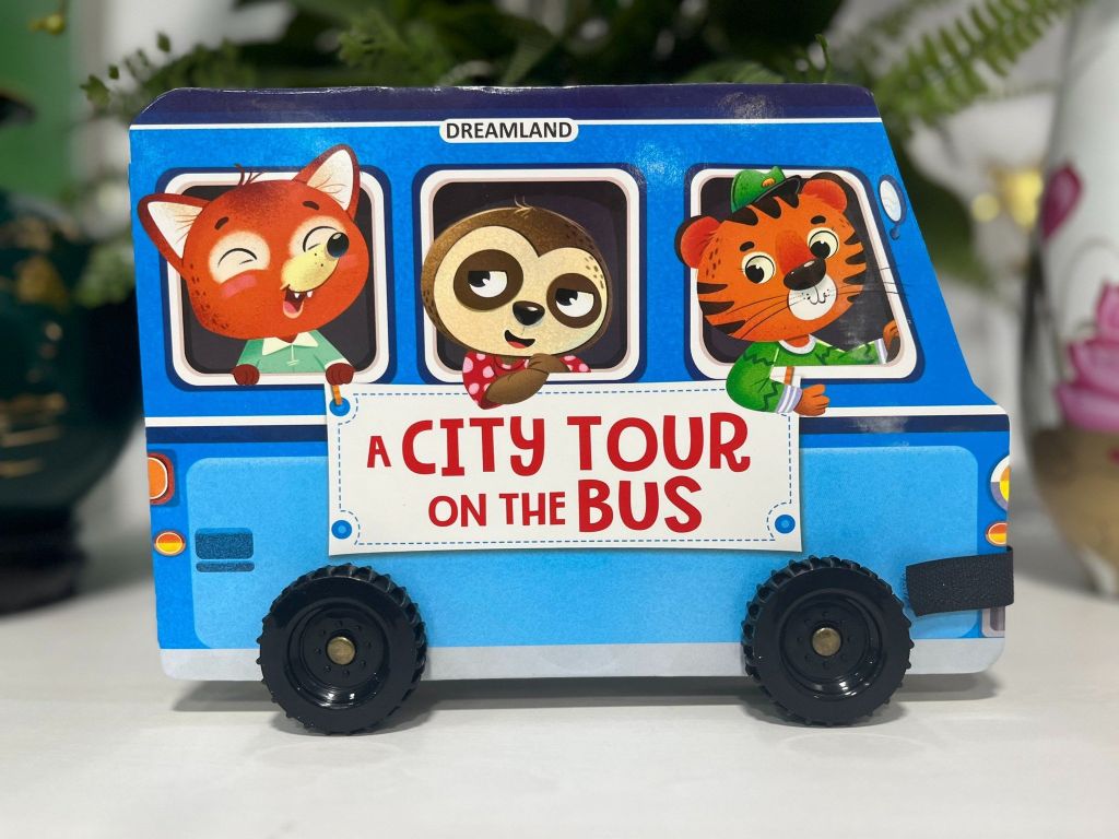 Sách A City Tour On The Bus - A Shaped Board Book With Wheels (Chuyến Tham Quan Thành Phố Trên Xe Buýt) - Dreamland