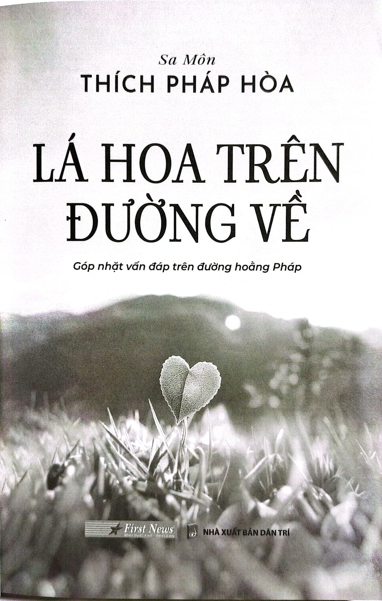 Lá Hoa Trên Đường Về - Tặng Kèm Bookmark Lá Bồ Đề Random 1 Trong 3 Mẫu + Bookmark + Postcard