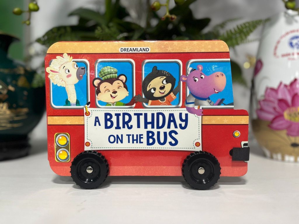 Sách A Birthday On The Bus - A Shaped Board Book With Wheels (Bữa Tiệc Sinh Nhật Trên Xe Buýt) - Dreamland