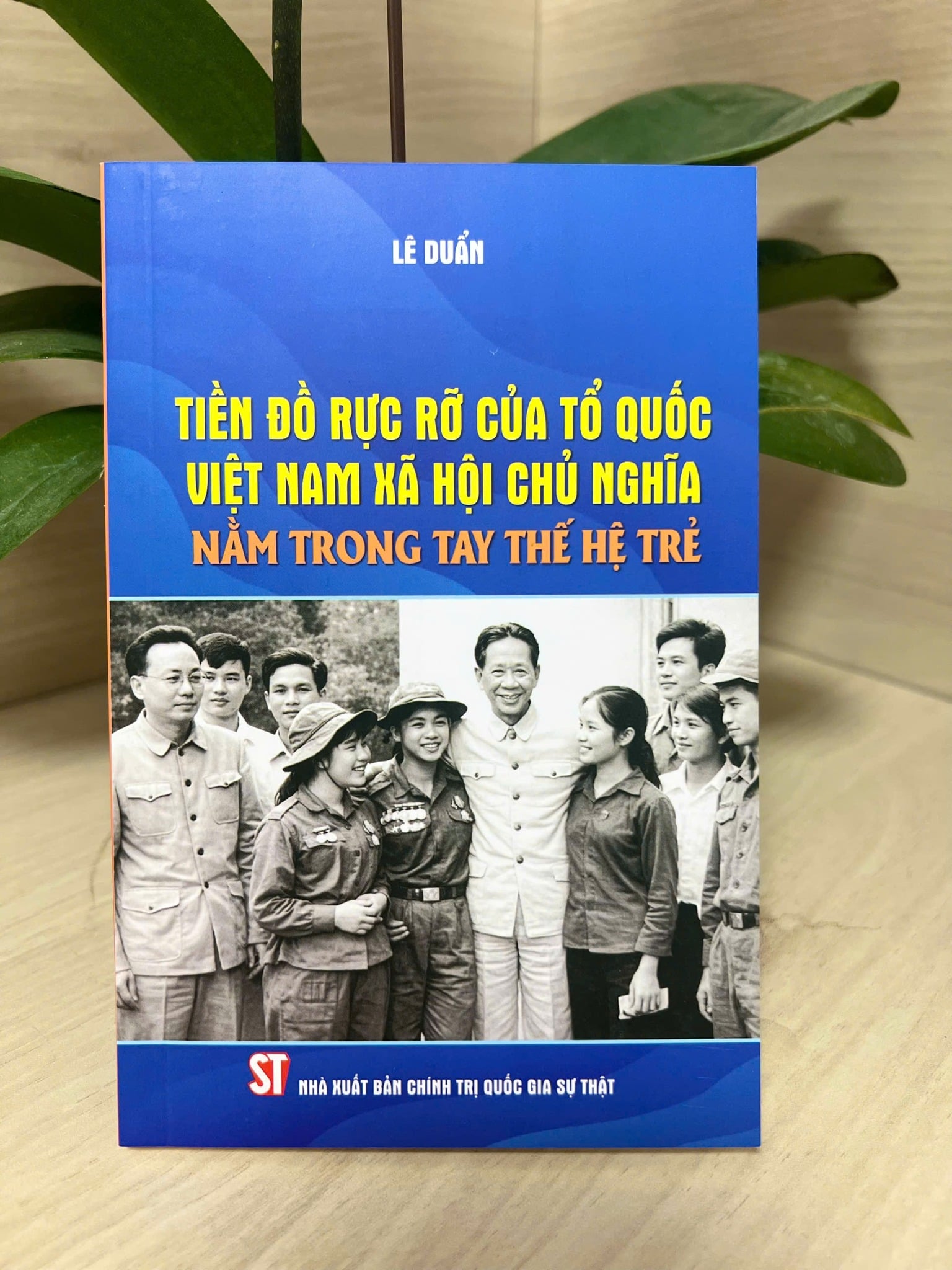 Tiền Đồ Rực Rỡ Của Tổ Quốc Việt Nam Xã Hội Chủ Nghĩa Nằm Trong Tay Thế Hệ Trẻ - Lê Duẩn