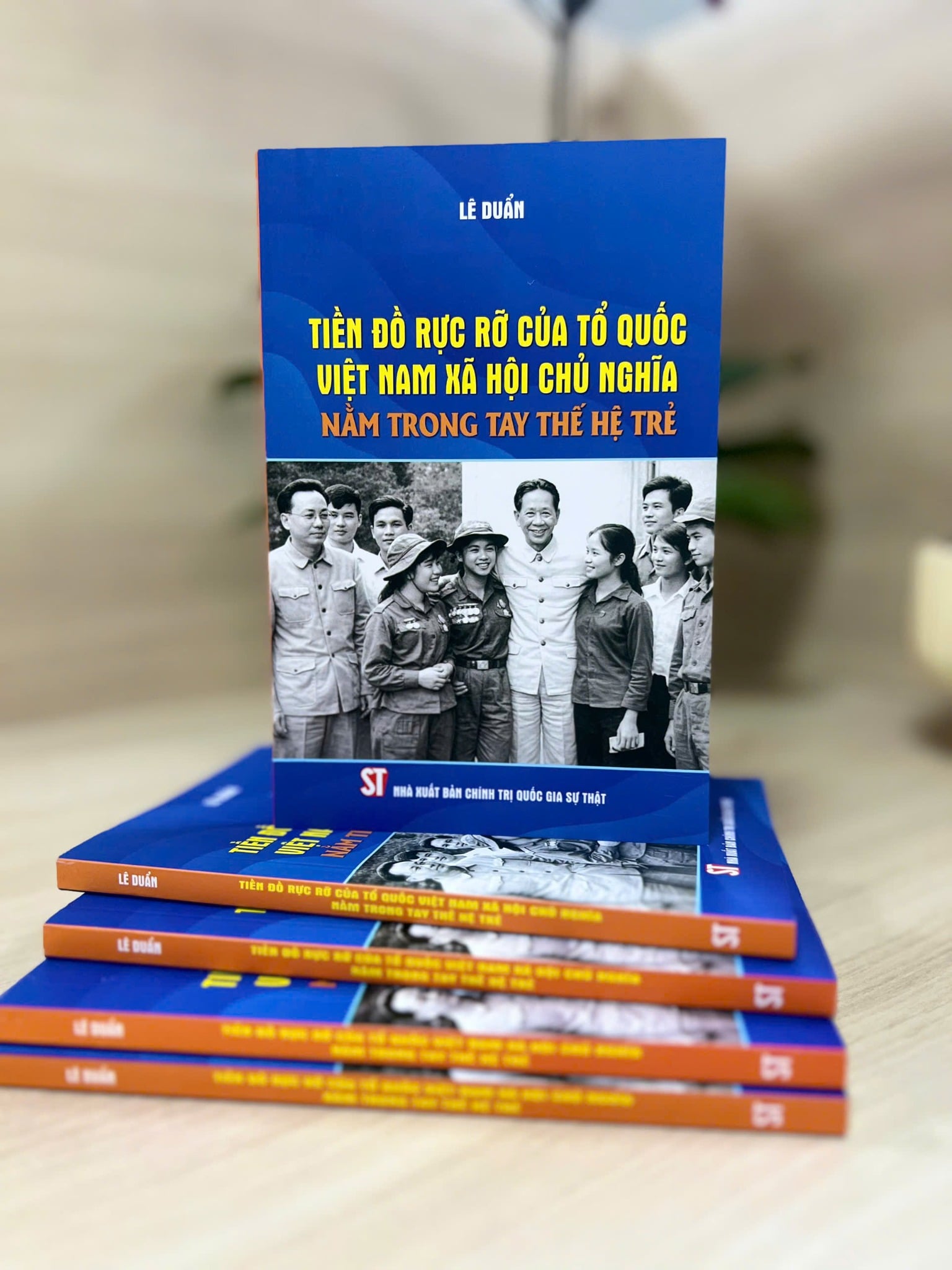 Tiền Đồ Rực Rỡ Của Tổ Quốc Việt Nam Xã Hội Chủ Nghĩa Nằm Trong Tay Thế Hệ Trẻ - Lê Duẩn