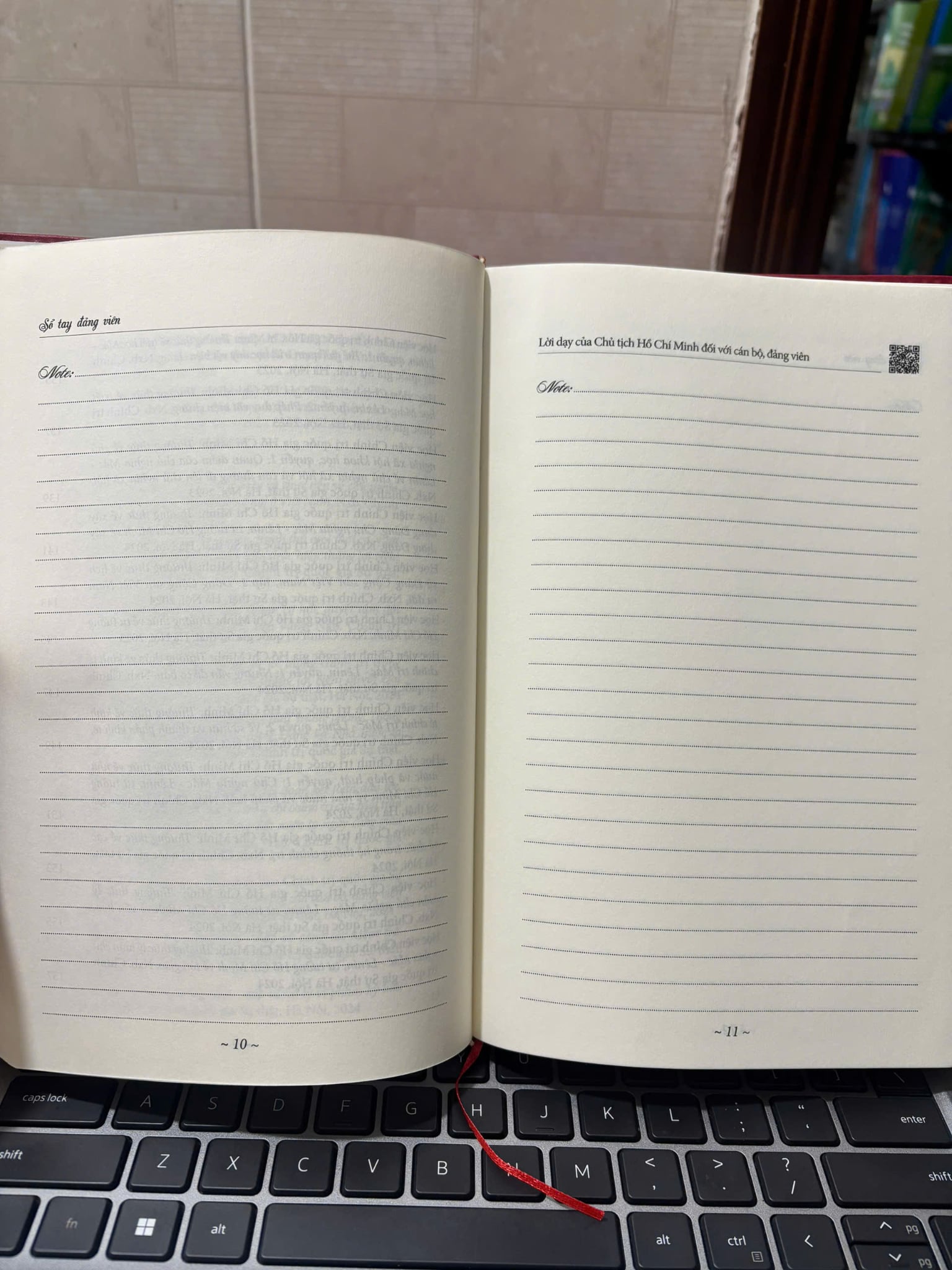 Sổ Tay Đảng Viên ( Bản Bìa "Sổ Tay Đại Hội - Nhiệm Kỳ 2025 - 2030" số lượng có hạn ) - NXB Chính Trị Quốc Gia