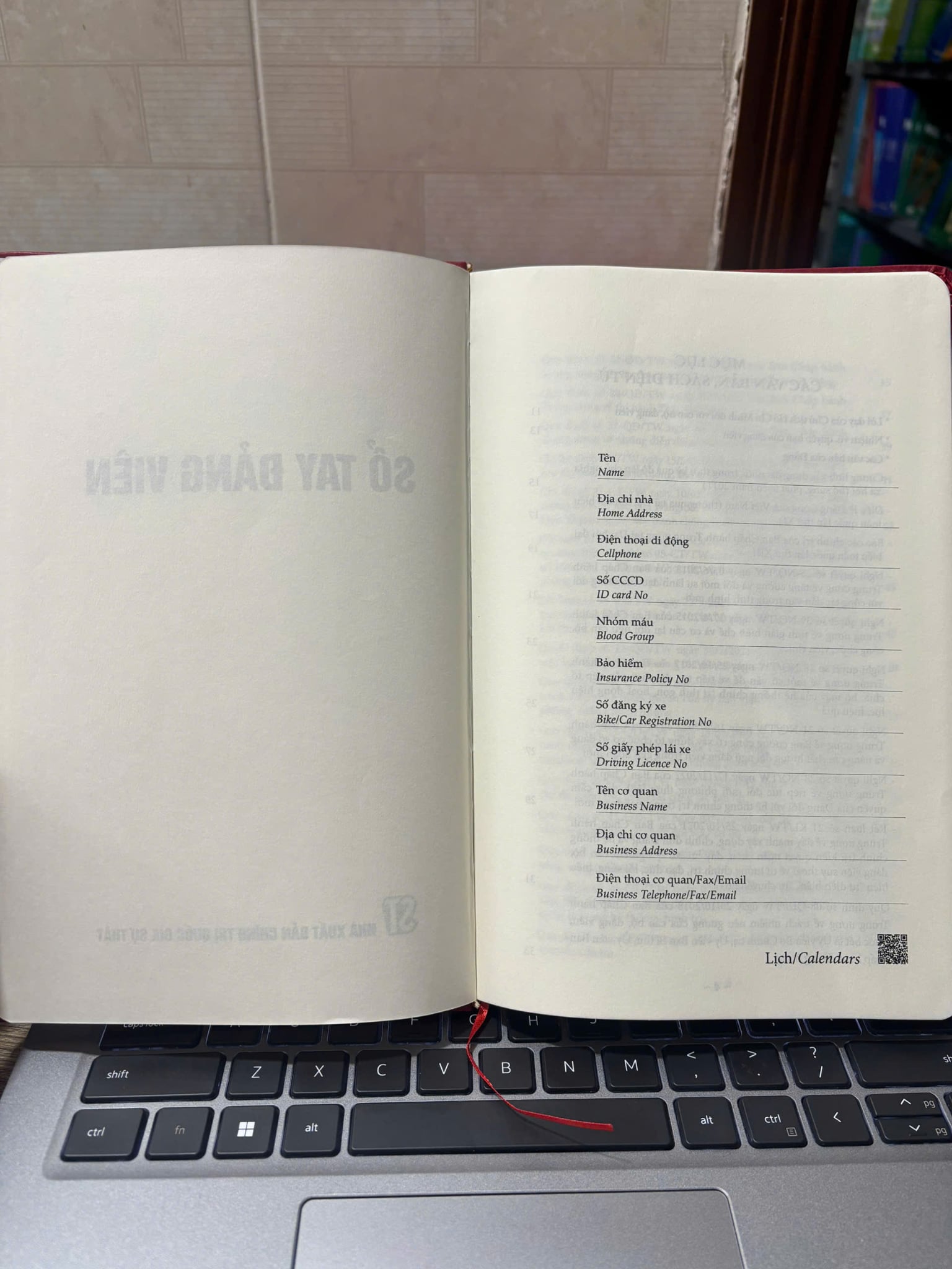Sổ Tay Đảng Viên ( Bản Bìa Sổ Tay Đại Hội - Nhiệm Kỳ 2025 - 2030 số lượng có hạn ) - NXB Chính Trị Quốc Gia