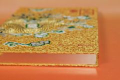 Kim Vân Kiều Tân Truyện - Ấn Bản Đặc Biệt 40 (Ấn Bản Họa Tiết Rồng Thêu Nổi Từ Làng Nghề Đông Cứu)