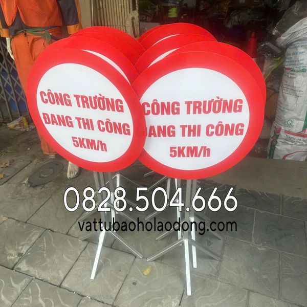 bien-bao-cong-truong-dang-thi-cong-5km-h