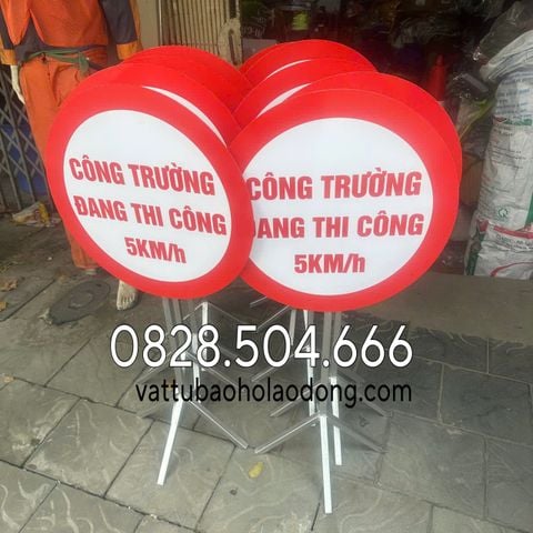 Biển công trường đang thi công