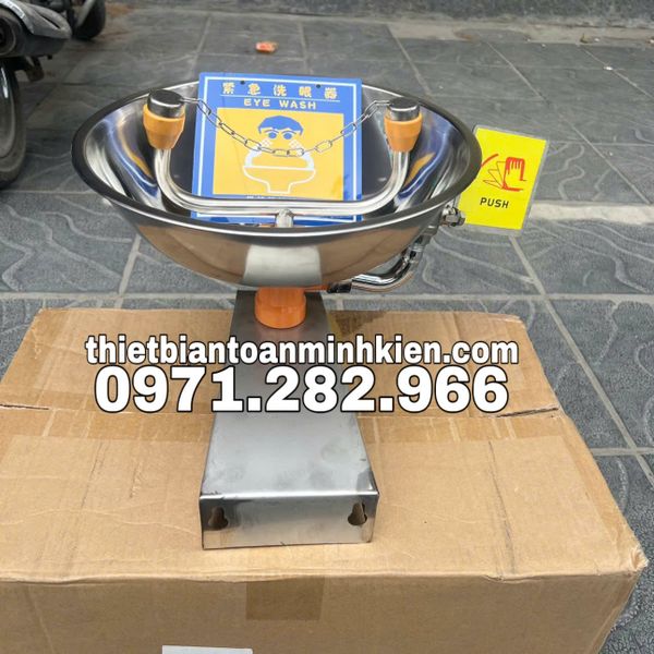 cach-su-dung-bon-rua-mat-khan-cap