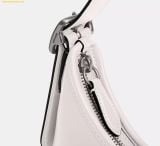 Túi Đeo Vai Coach Hamptons Hobo Bag Chalk CW642 