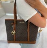  Túi Tote Michael Kors Mk Jet Set Travel Small Logo Top-Zip Tote Bag Nâu Logo 