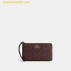  Ví Dài COACH Large Corner Zip Wristlet In Signature Canvas 