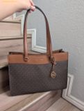  Túi Tote Michael Kors Jet Set Travel Large Signature Logo Pocket Tote Bag Brown 