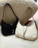  Túi Đeo Vai Coach Hamptons Hobo Bag Black CW642 