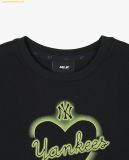  Áo Crop MLB Women's Heart Medium Logo Slim Crop Short Sleeve T-shirt NY (Black) 3FTSH0243-50BKS 