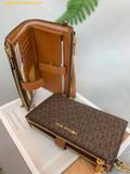  Ví Dài Michael Kors Jet Set Travel smartphone wallet with our exclusive logo 35F8GTVW0B Nâu Logo 