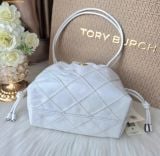  Túi Đeo Chéo Tory Burch Willa Quilted Smooth Leather E/W Drawstring Bag White 166183 