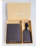  Ví Nam Michael Kors Logo Passport Case and Luggage Tag Gift Set 35H1GGZD8B Nâu Logo 