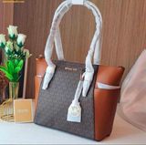  Túi Tote Michael Kors Charlotte Large Logo and Leather Top-Zip Tote Bag 35T0GCFT3B Nâu Logo 