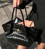  Túi Xách JW PEI Hana Medium Weave Texture Tote Bag Màu Đen 
