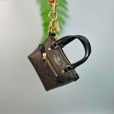  Túi Móc Khoá COACH CC895 Mini Gallery Tote Bag Charm Signature Canvas Nâu Logo CC895 