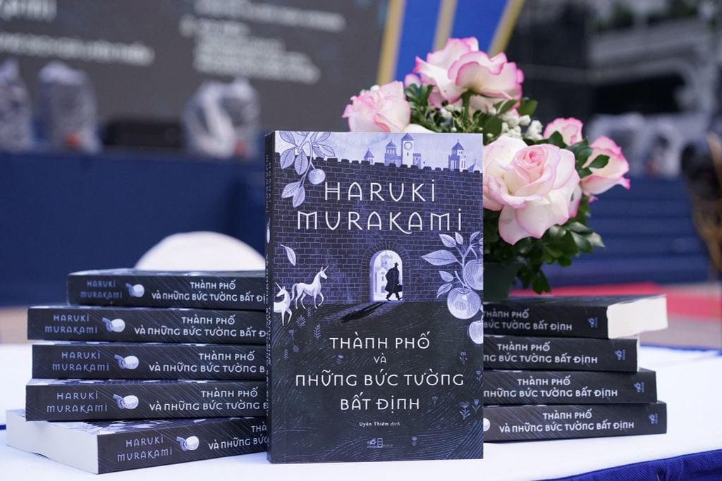 Thành Phố Và Những Bức Tường Bất Định