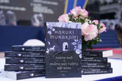 Thành Phố Và Những Bức Tường Bất Định