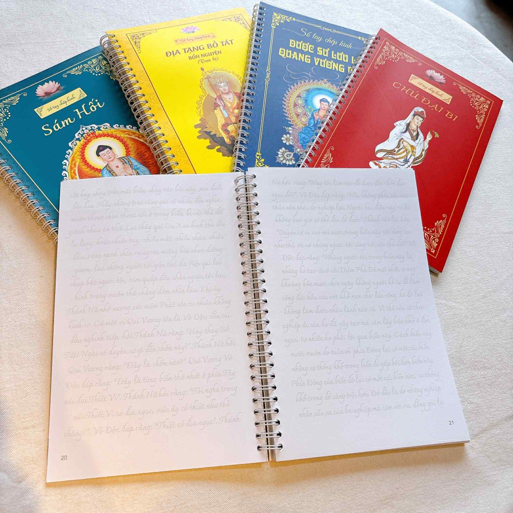 Combo chép kinh 4 quyển: Kinh Địa Tạng Bồ Tát, Kinh Dược Sư, Kinh Chú Đại Bi, Kinh Sám Hối (Tặng bút+ vòng)