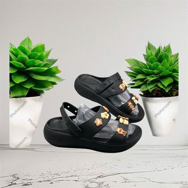 SANDAN SIÊU NHẸ KB 2Q 102 GẮN CHARM 008 - ĐEN - NỮ