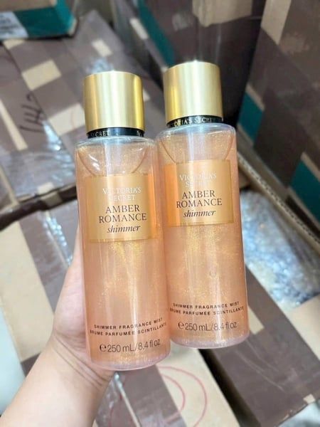 Xịt Thơm Victoria's Secret Amber Romance Shimmer Fragrance Mist 8.4 FL.OZ.