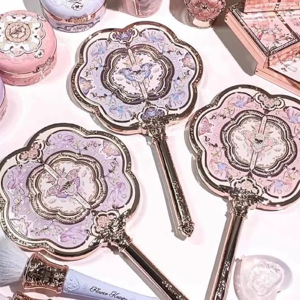 Gương cầm tay Butterfly Cloud Collar Flower Knows