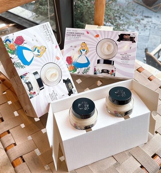 Kem Lót Dưỡng Ẩm Bobbi Brown Alice In Wonderland Vitamin Enriched Face Base (03/2028)
