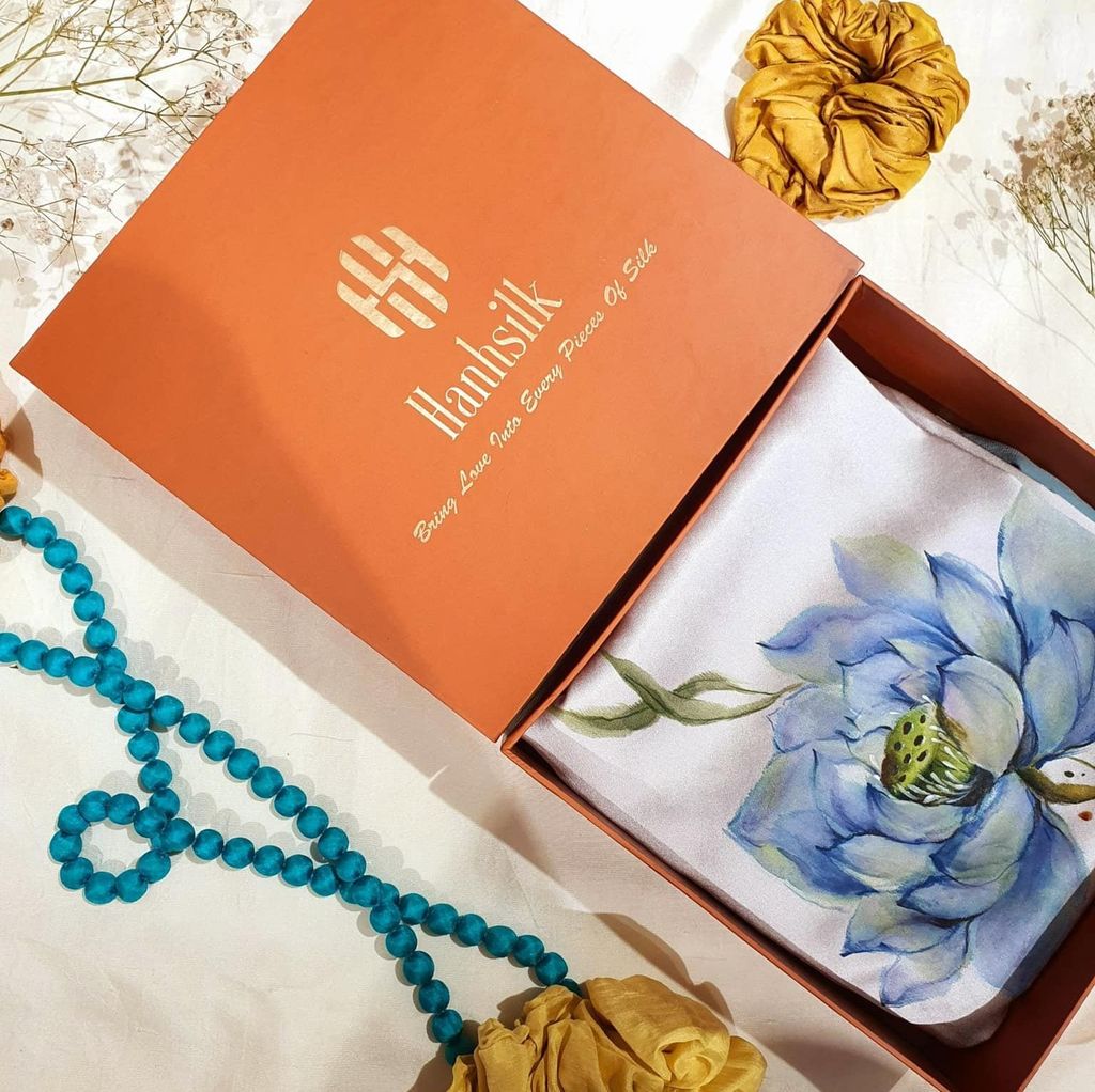 Khăn lụa satin cao cấp vẽ hoa