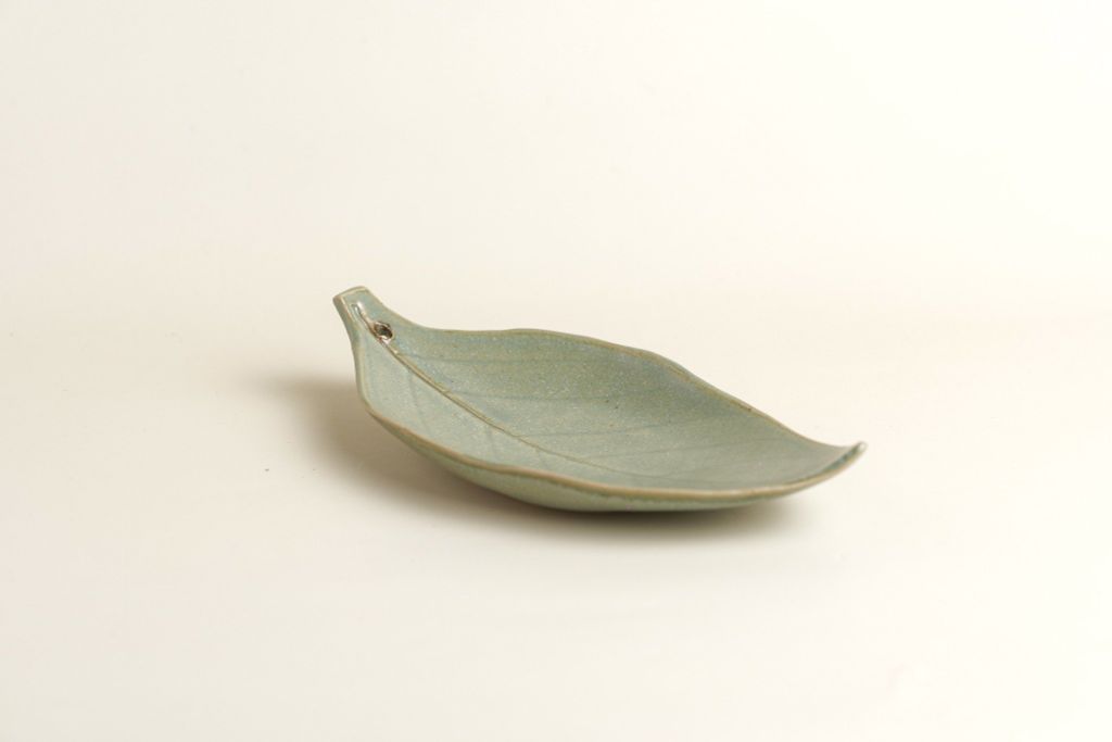 Đĩa lá gốm vuốt tay Bát Tràng