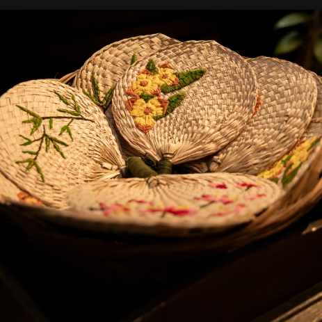 Quạt tre thêu