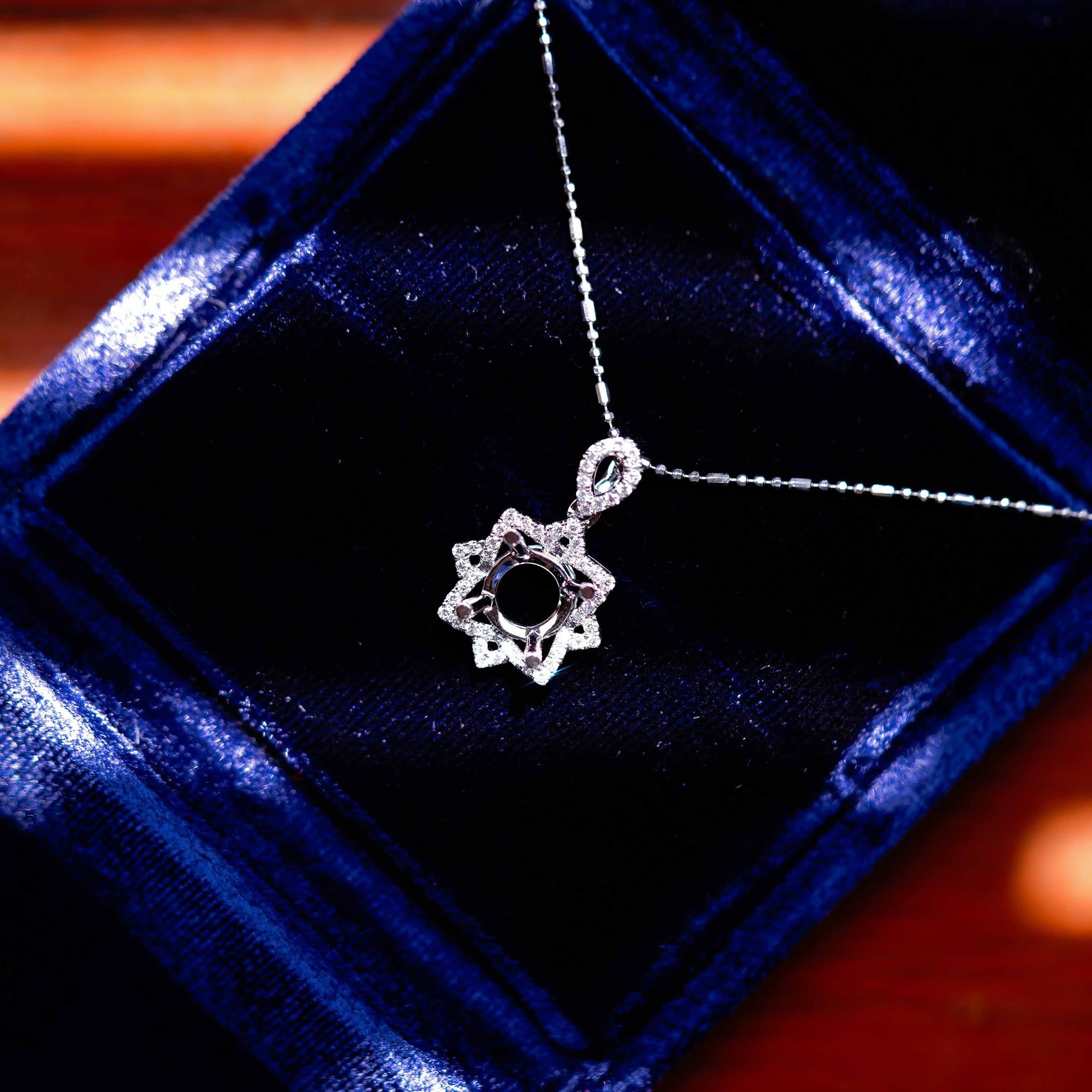 STAR HALO SEMI-SET PENDANT
