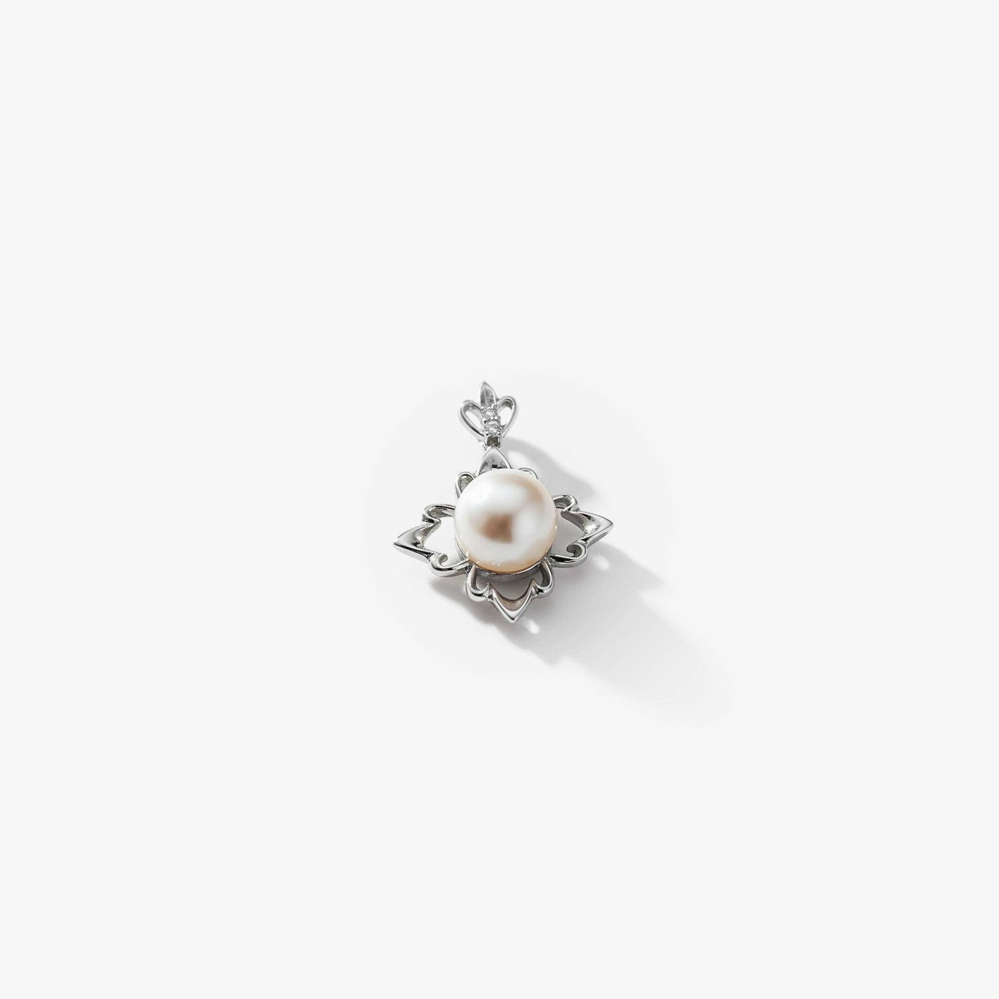 FLORAL PEARL PENDANT
