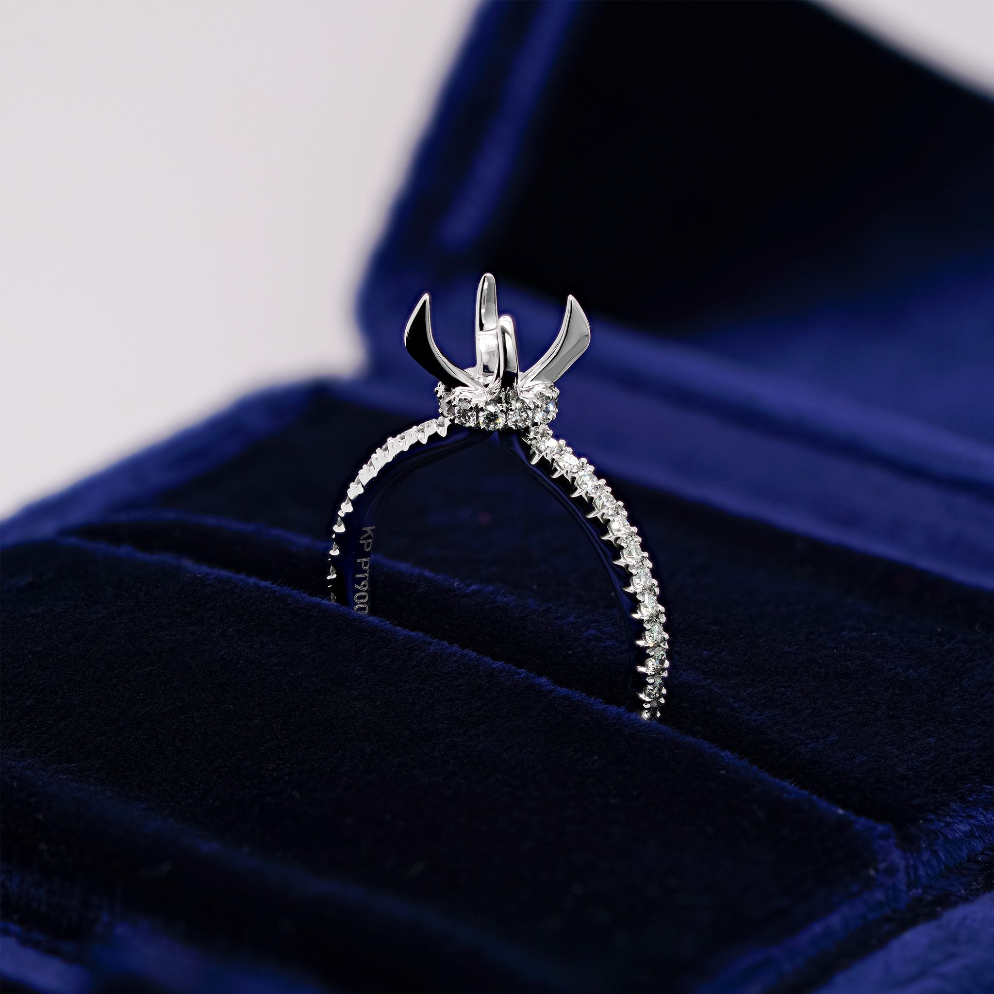 UNDERHALO SEMI-SET RING