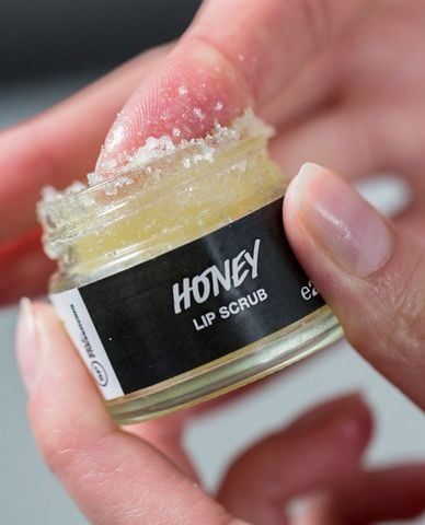  LUSH - Tẩy tế bào chết môi Honey 