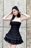  Váy đen ngắn 2 dây Nhã Phương mặc kèm hoa cổ FAIR LADY 